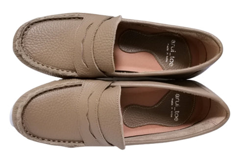 【arui_toe 39512 グレージュ】本革コンフォートローファー